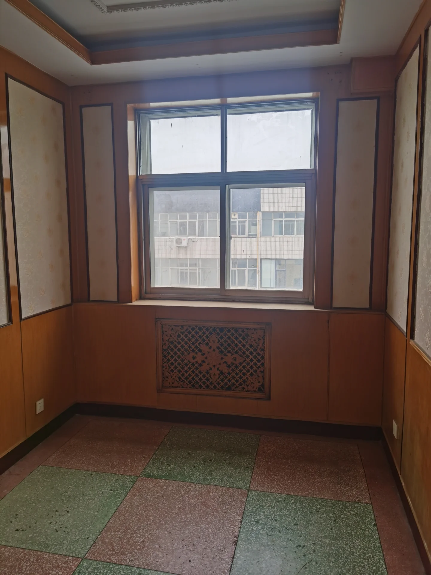 房间内窗明几净，沙发、椅子点缀其间，书散落一地，营造出宁静的阅读氛围。关键字:窗明几净 沙发 椅子 书籍 宁静氛围