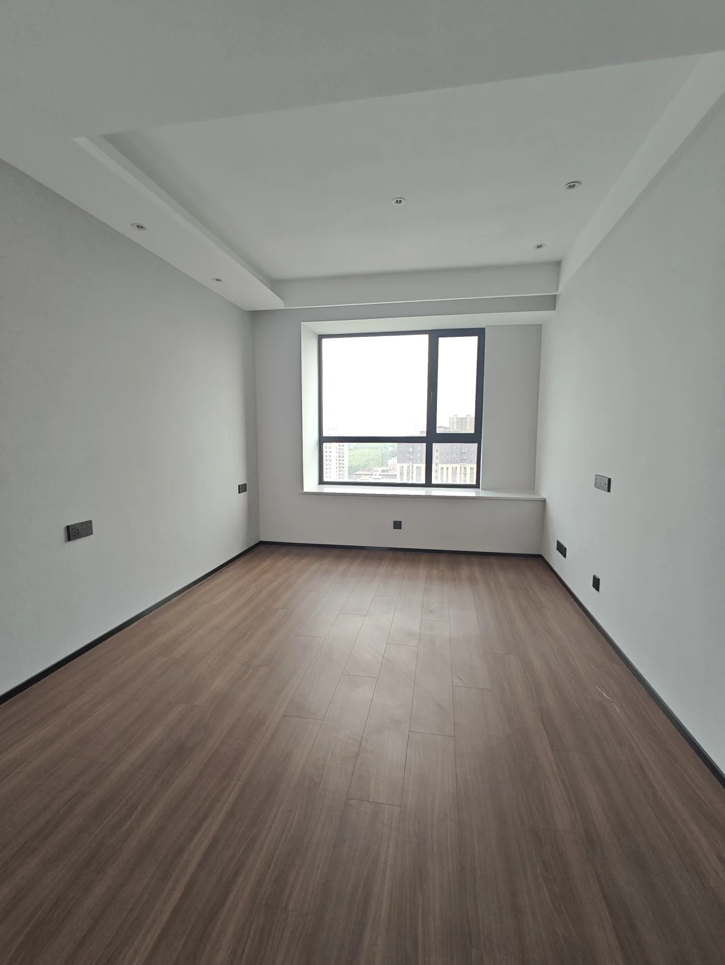 宽敞明亮的房间，白墙木 flooring，中央窗户采光自然，氛围宁静开阔，简约风格。关键字:大房间 白墙 木 flooring 中央窗户 自然采光 宁静氛围 简约风格