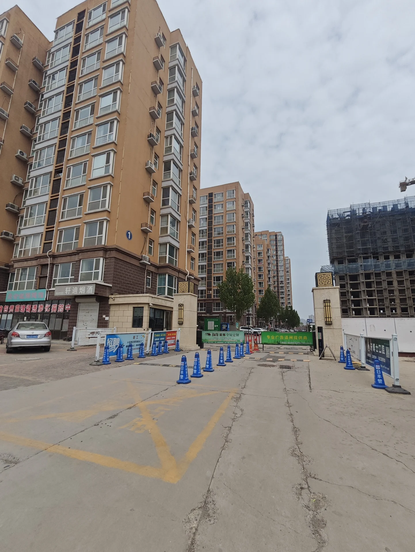 繁忙的城市街道，高楼林立，包括公寓和别墅。街道两侧停有几辆汽车和卡车，行人匆匆，充满活力。现代建筑风格突出，大窗户和露台设计。整体环境显得非常都市化，高楼俯瞰着街道。关键字:城市街道 高楼 公寓 别墅 汽车 卡车 行人 现代建筑 大窗户 露台