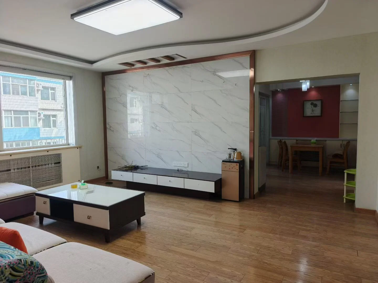 宽敞明亮的客厅，硬木地板，沙发、咖啡桌、电视、椅子、餐桌等家具齐全，自然光充足，温馨舒适。关键字:宽敞 明亮 硬木地板 沙发 咖啡桌 电视 椅子 餐桌 自然光