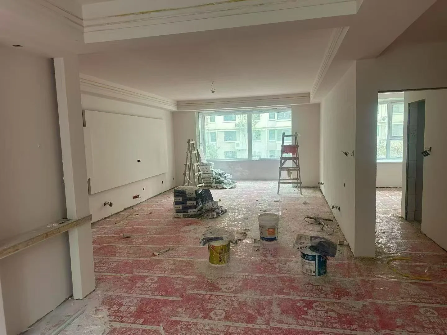 装修中的厨房或餐厅，粉色地板，两把梯子，一桶水，散落的瓶子，营造出正在施工的氛围。关键字:装修 厨房 餐厅 粉色地板 梯子 水桶 瓶子