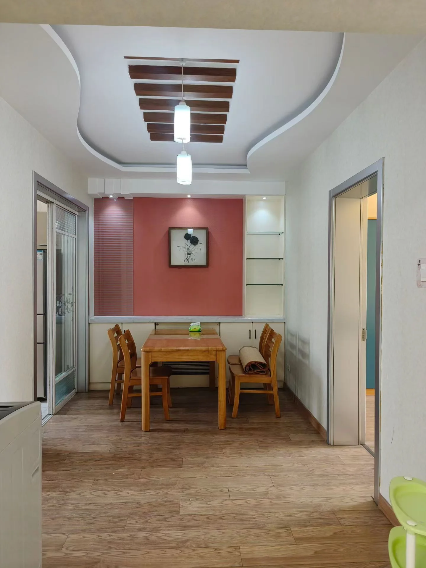 木质家具、粉色调、宽敞明亮、温馨舒适关键字:木质家具 粉色调 宽敞明亮 温馨舒适