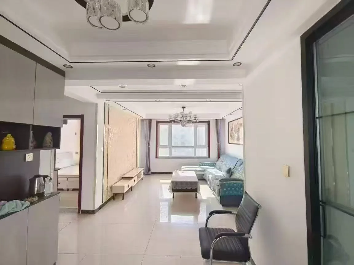 宽敞明亮的客厅，白色墙面，大窗户引入自然光，玻璃门通向户外。沙发靠墙摆放，蓝色抱枕增添色彩。几把椅子散落其间，餐桌上有杯子和碗，一旁的花瓶增添优雅。整体氛围温馨舒适，适合接待客人。关键字:宽敞 明亮 白色墙面 大窗户 自然光 玻璃门 沙发 蓝色抱枕 椅子 餐桌 杯子和碗 花瓶