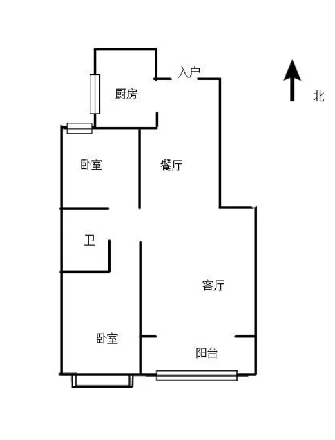 房屋平面图展示了布局和特色，包括客厅、厨房、餐厅和卧室。椅子散布其间，表明休息或用餐的区域。客厅一角有电视，为住户提供娱乐选项。关键字:房屋平面图 布局 特色 客厅 厨房 餐厅 卧室 椅子 休息区 用餐区 电视