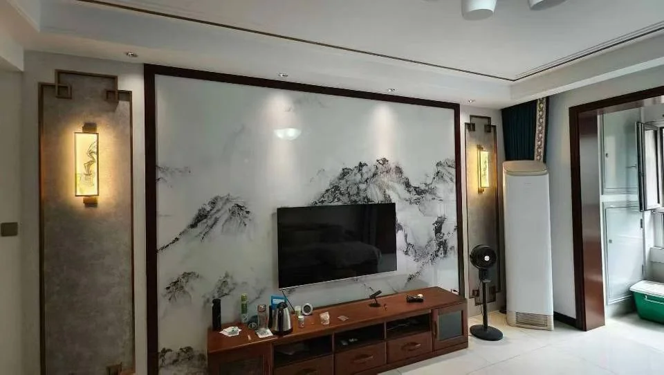 宽敞客厅，电视墙挂大屏，沙发置于前方，点缀几把椅子和桌子。亚洲风情壁画装点墙面，东方韵味十足。中置咖啡桌，一侧有小窗透光。关键字:客厅 大屏电视 沙发 椅子 桌子 亚洲风格壁画 东方氛围 咖啡桌 小窗