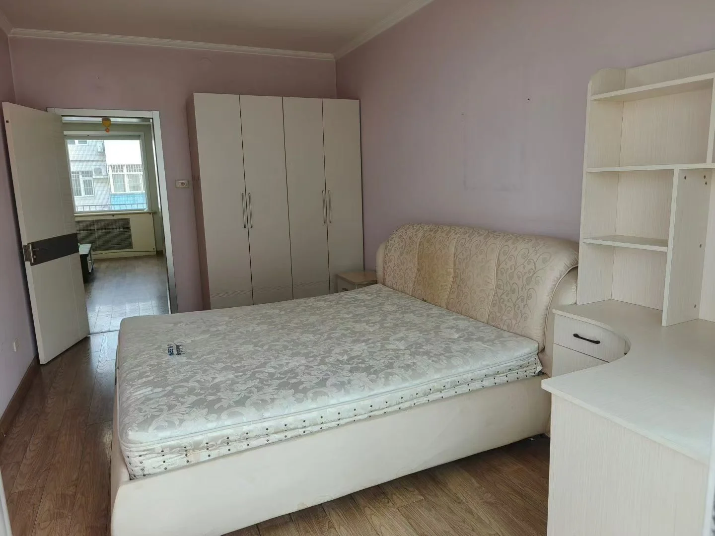 宽敞的房间，大床是焦点。整洁有序，氛围宜人。两沙发、一张椅子，一张餐桌上放着碗。自然光充足，明亮开阔，宁静舒适。关键字:宽敞 大床 整洁 宜人 两沙发 椅子 餐桌 自然光 明亮开阔 宁静舒适