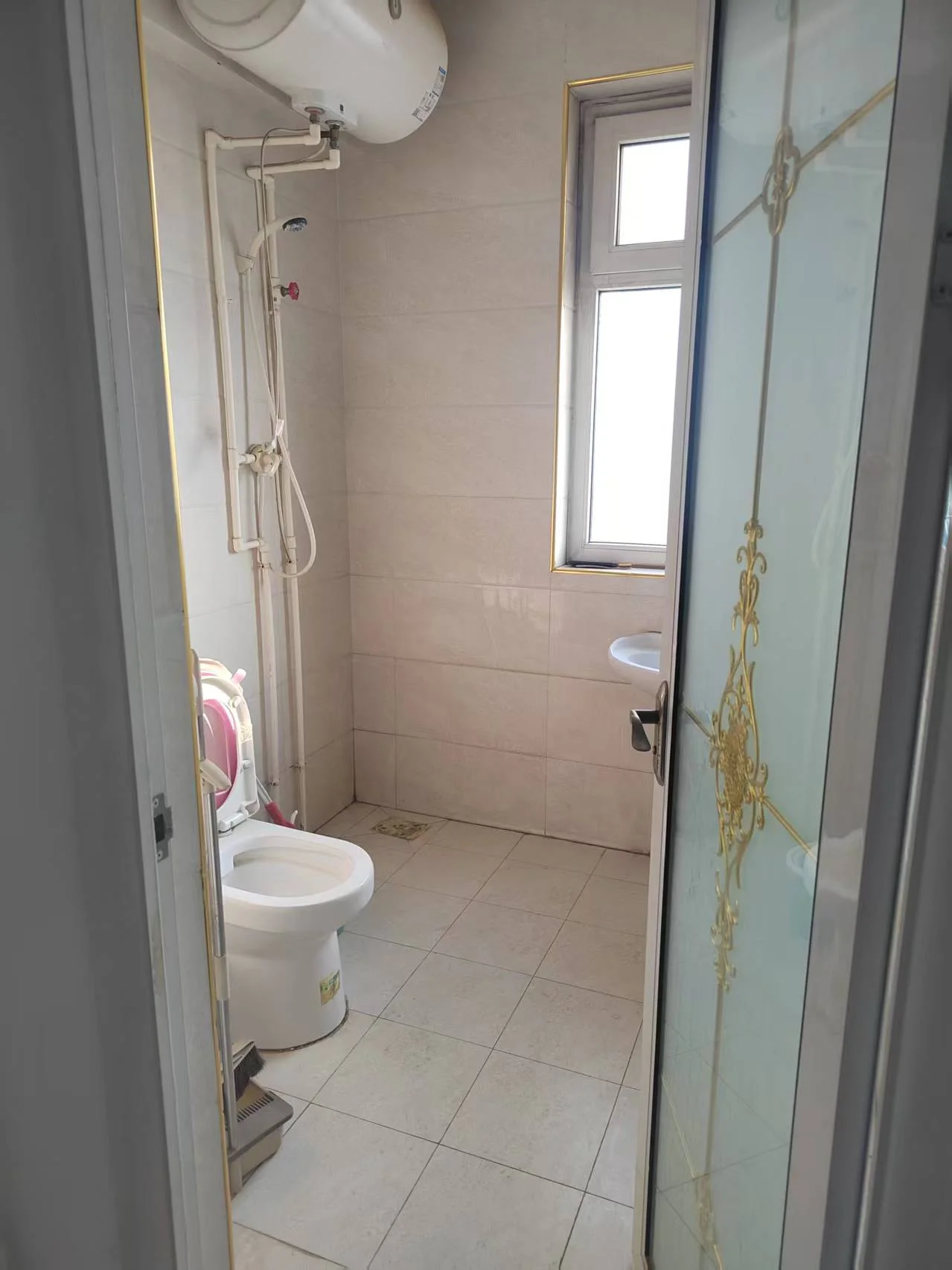 小而温馨的卫生间，白色调搭配瓷砖地面和墙面，散发出复古气息。淋浴区的窗户引入自然光，营造明亮氛围。整体干净整洁。关键字:小卫生间 白色 瓷砖 复古 自然光 明亮氛围 干净整洁