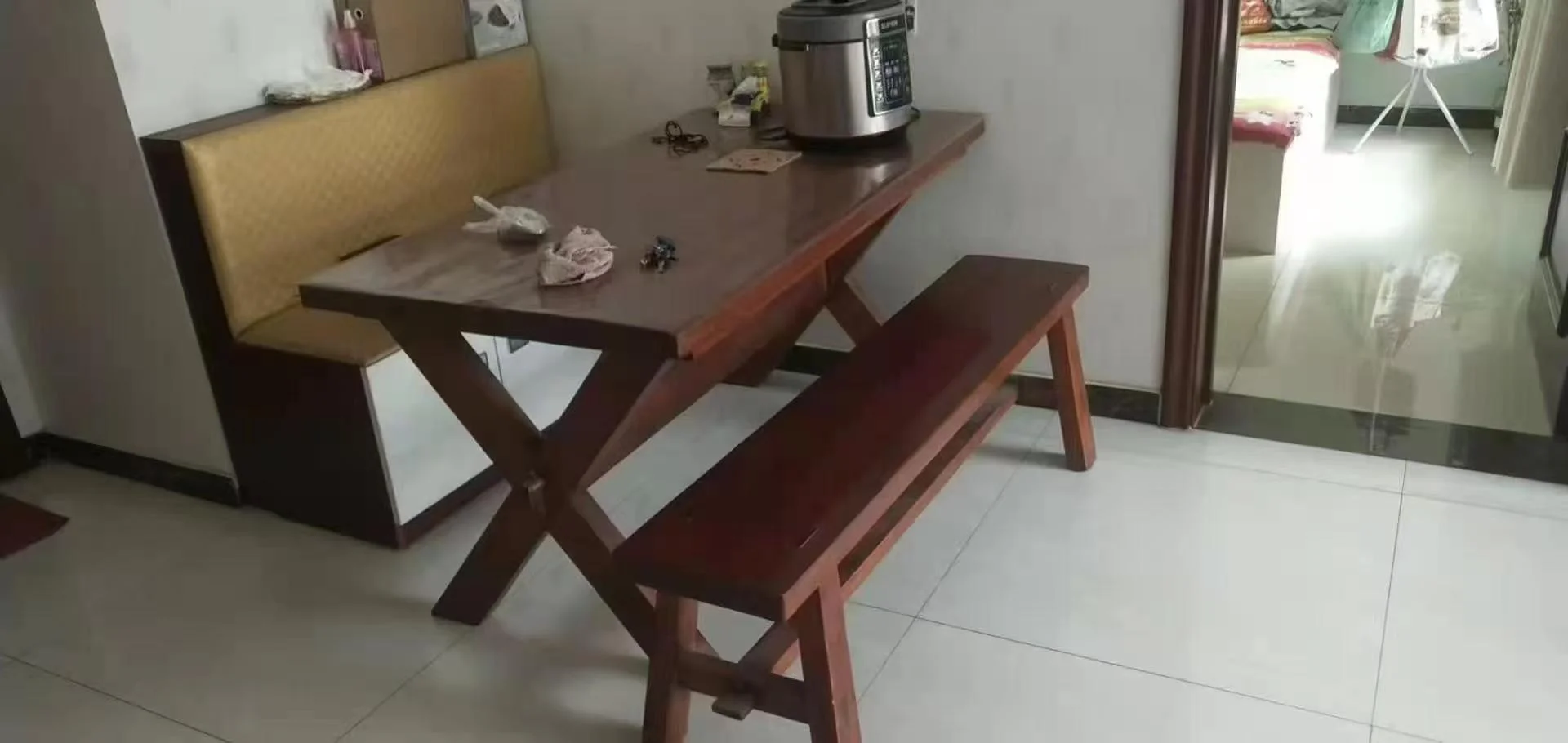 客厅场景，家具陈设包括沙发、茶几和电视等，装修风格简洁，采光良好，整体呈现现代简约的居住氛围。