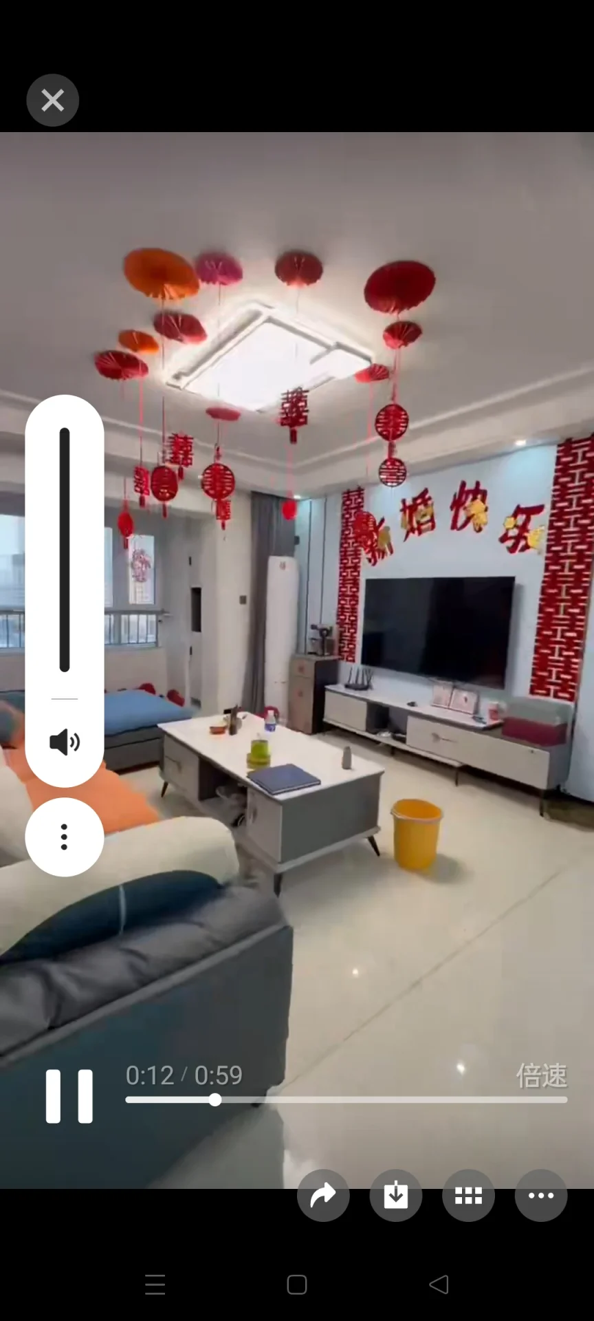 客厅场景，墙面采用浅色调，配有大型平板电视和简约沙发。采光充足，整体呈现现代简约装修风格，氛围整洁舒适。