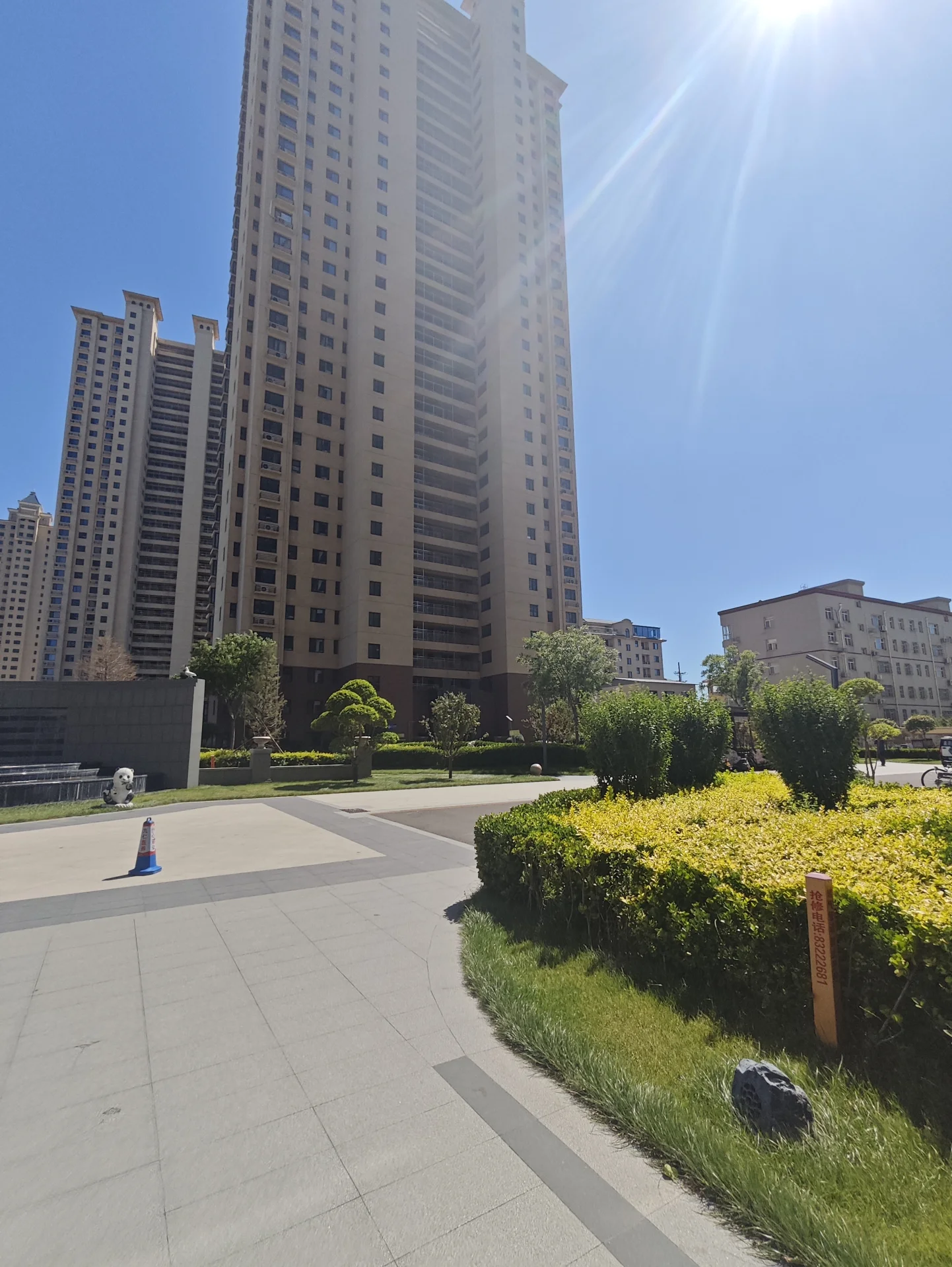 高楼 surrounded by a park，有行人和车辆，氛围城市化。