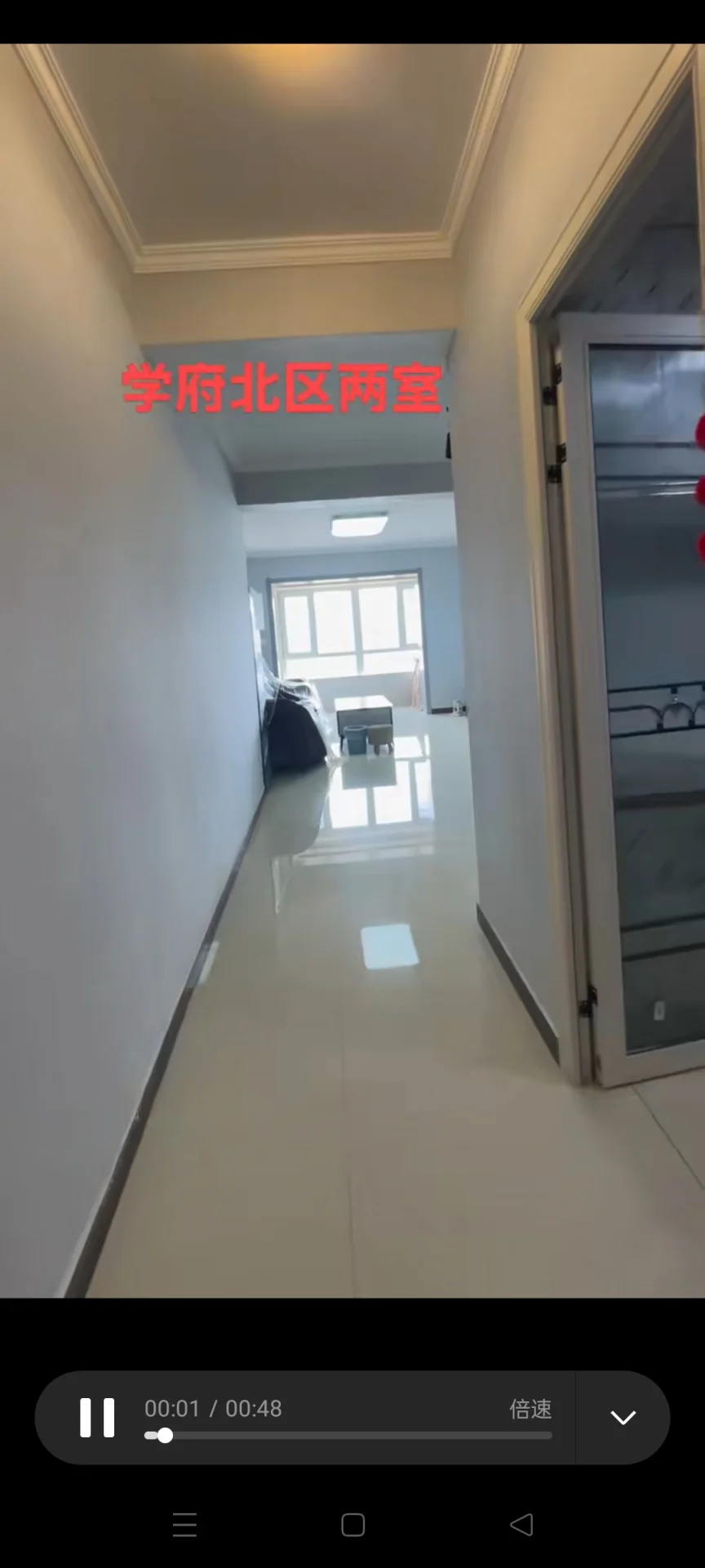 图片展示了一个走廊，有白色墙壁和窗户。里面放置着沙发，靠近窗户有椅子。氛围平静，沙发和椅子暗示舒适的空间用于放松或阅读。走廊可能是更大生活区域的一部分，如卧室或客厅，因为图片中出现床。整体场景传达出宁静和舒适的感觉。关键字:走廊, 白色墙壁, 窗户, 沙发, 椅子, 床