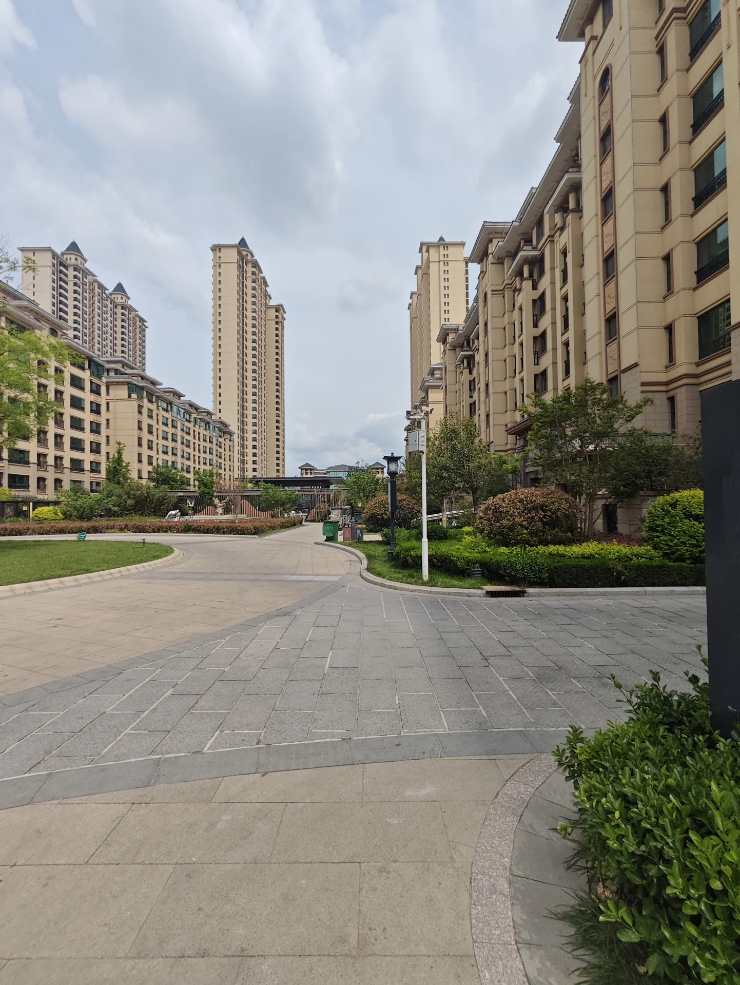 高耸的建筑物和公寓，繁忙的街道，绿树成荫，现代建筑风格，大窗户和流畅线条，充满活力的城市氛围。关键字:城市街道 高-rise建筑 公寓 办公室 绿树成荫 现代风格 大窗户 流畅线条
