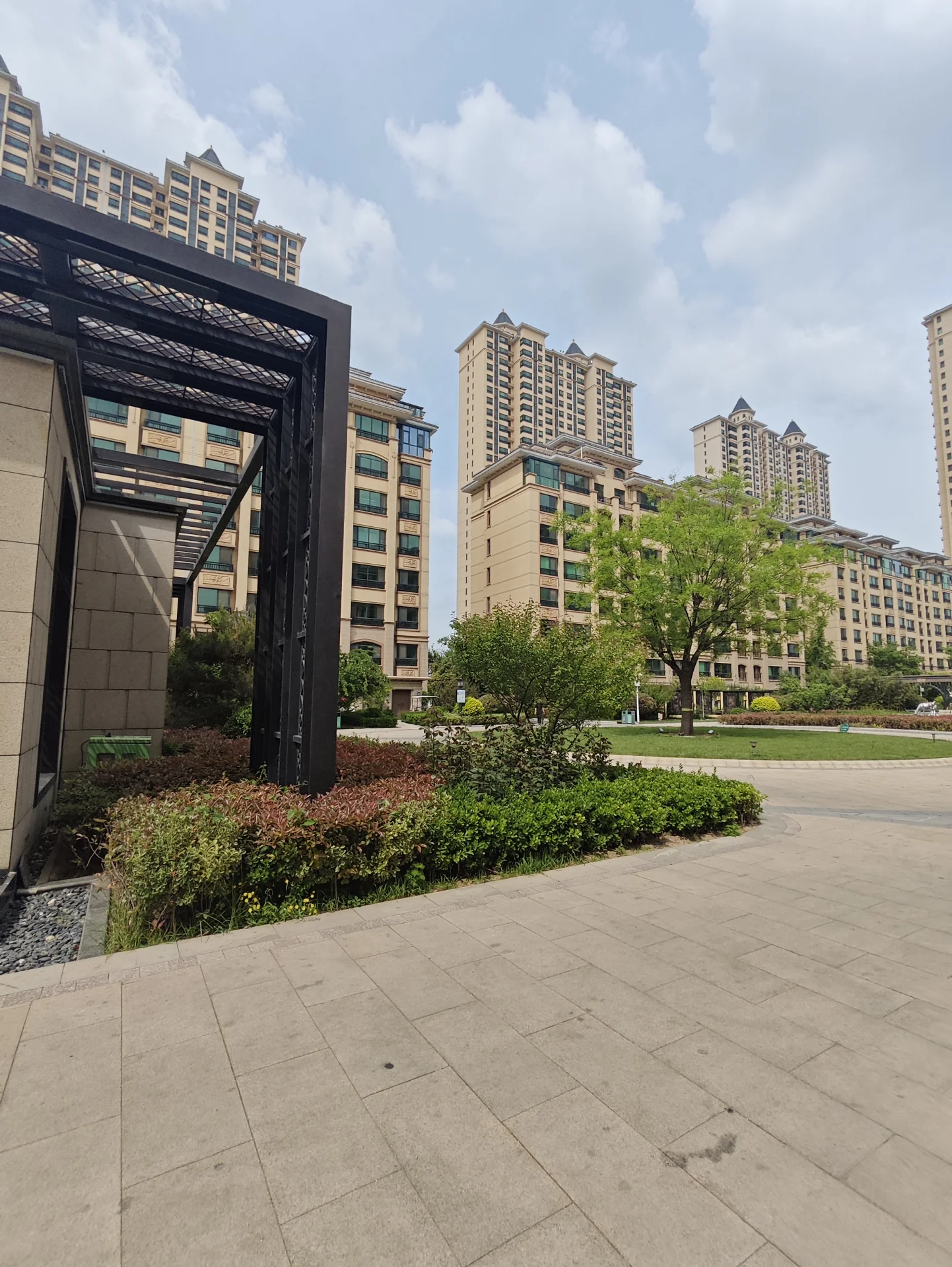 高楼林立的城市景象，现代风格的建筑线条流畅，玻璃幕墙反射阳光，繁忙的人群和车辆交织其中，展现出都市的活力与多样性。关键字:城市 高楼 现代风格 繁忙 多样化