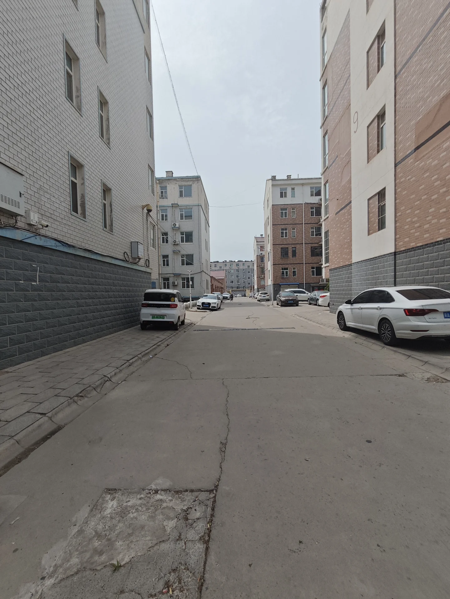 urban街道，高-rise建筑，宁静氛围，现代与传统风格融合，老旧汽车关键字:urbn街道 高-rise建筑 宁静氛围 现代风格 传统风格 老旧汽车