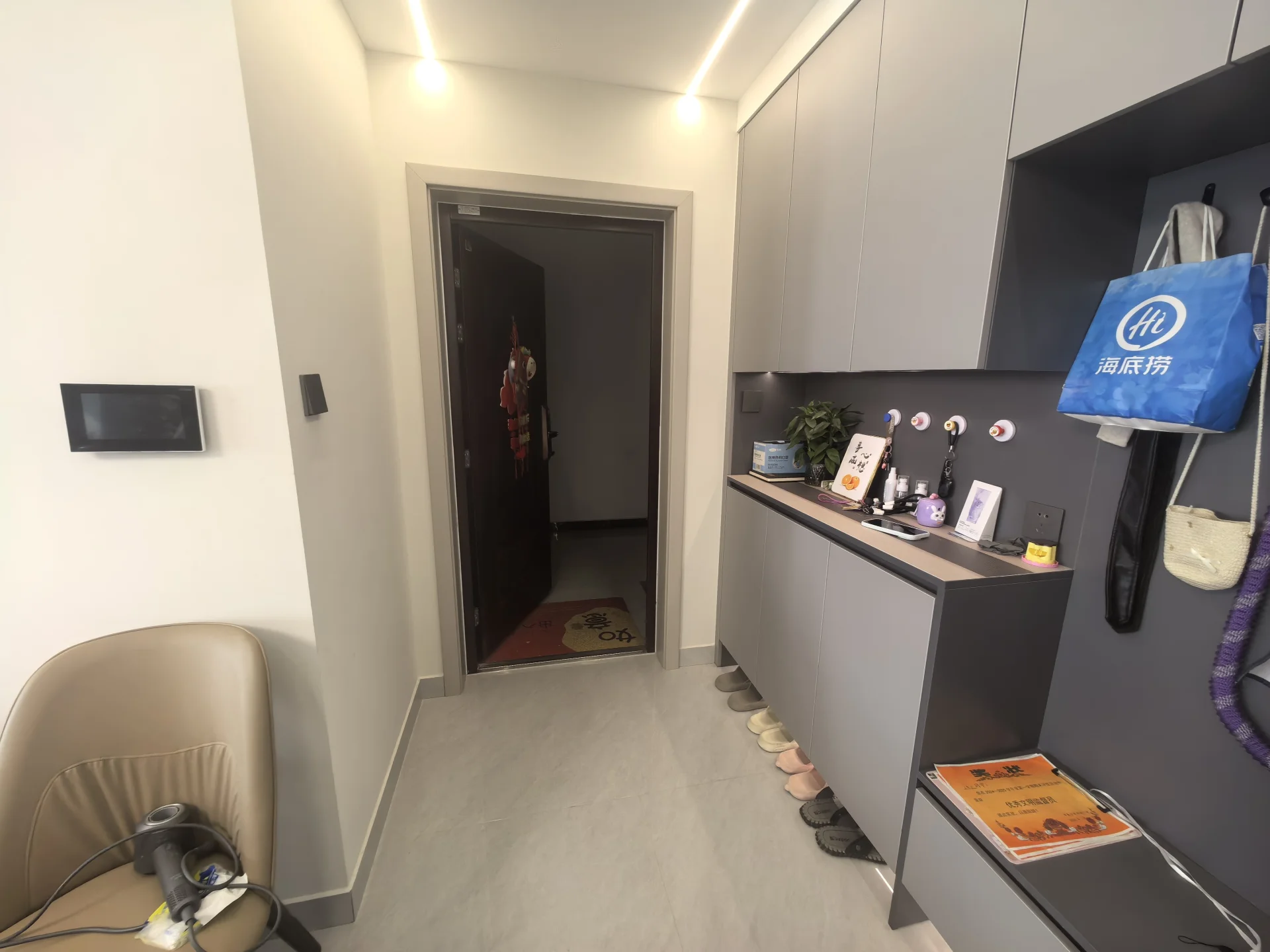 这是一个室内空间，主要展示了房间的入口区域和部分储物柜。墙面简洁，地面平整，整体装修风格偏向现代简约，光线分布均匀。
