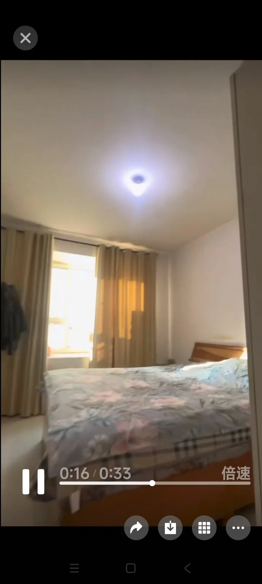 卧室空间，床铺占据画面中心，配有米色窗帘和嵌入式吸顶灯。房间采光良好，整体装修风格简洁实用，氛围温馨舒适。