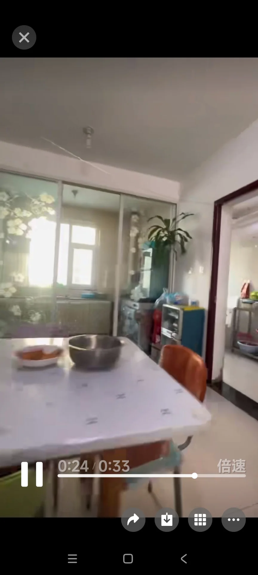 厨房区域，配备了白色台面和嵌入式电器，光线充足，整体呈现现代简约的家居风格。