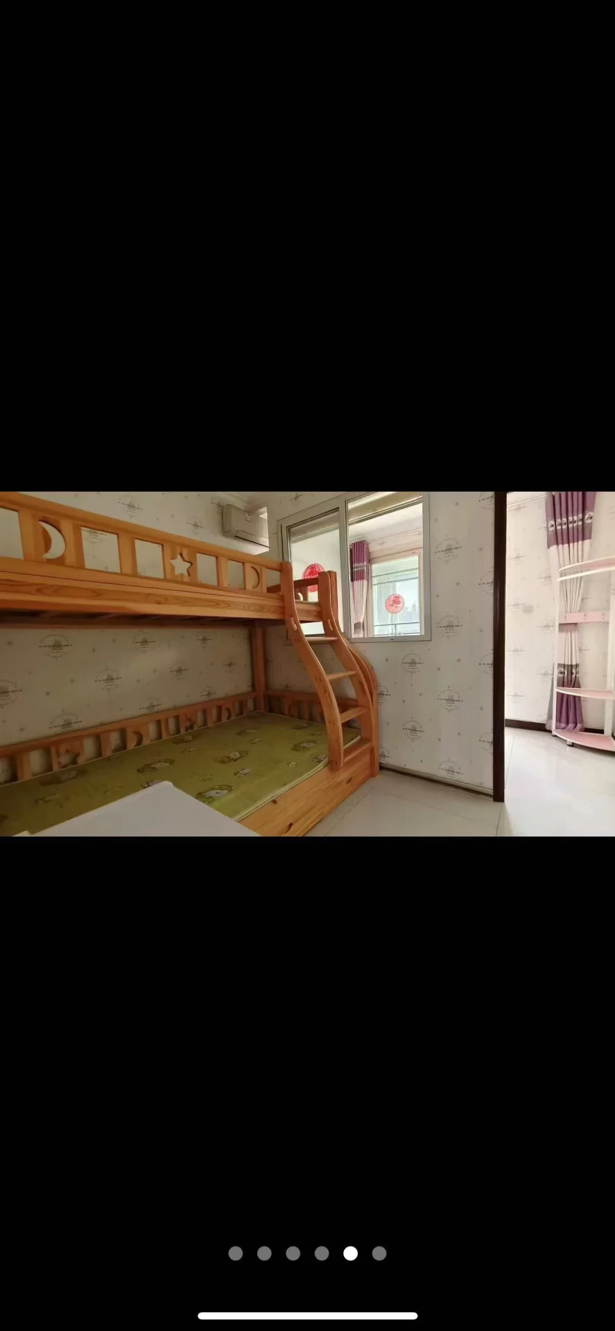 室内卧室空间，主要家具为木质上下铺床架，结构简洁实用。房间光线适中，整体环境整洁，具备基础的居住功能。