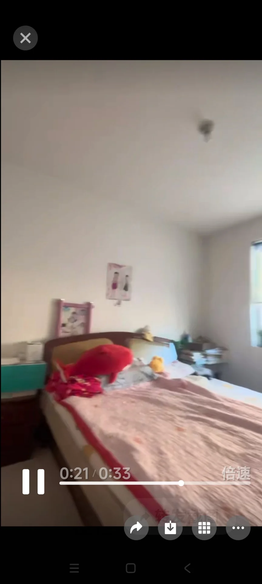卧室空间，床铺占据主体，墙面简洁，整体采光良好，呈现基础的居住环境。