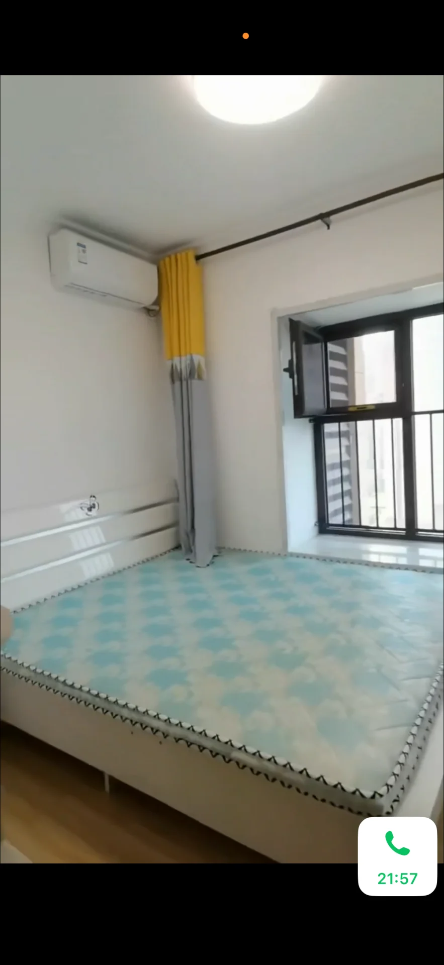 卧室空间，床铺占据主要视觉焦点，搭配简约的墙面和窗户设计。房间采光良好，整体呈现现代简约风格，环境整洁舒适。