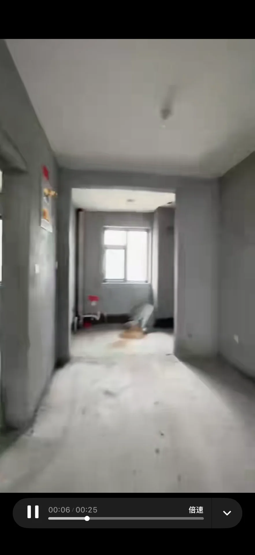 空旷的室内空间，墙面和地面均处于未装修的原始状态，结构清晰，光线适中，整体呈现毛坯房的工业感。